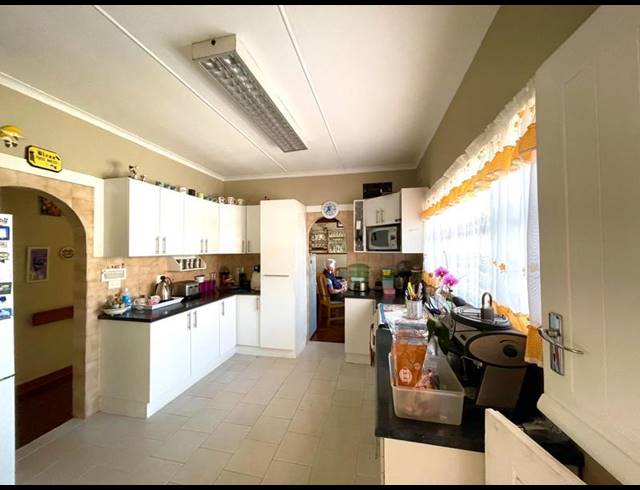 3 BEDROOM HOUSE FOR SALE IN SEA VIEW